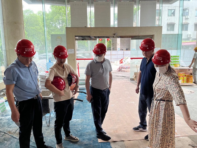 湖南糧油集團(tuán)黨委書(shū)記、董事長(zhǎng)葉蓁帶隊(duì)赴糧油辦公大樓開(kāi)展維修改造工程安全生產(chǎn)督導(dǎo)檢查