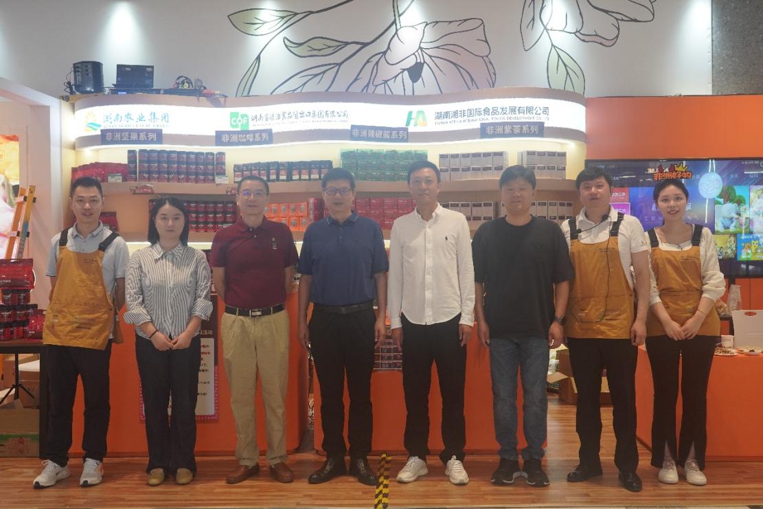 湖南農(nóng)業(yè)集團(tuán)黨委書記、董事長龔小波一行到糧油進(jìn)出口集團(tuán)“非洲好物快閃店”調(diào)研并看望慰問一線員工